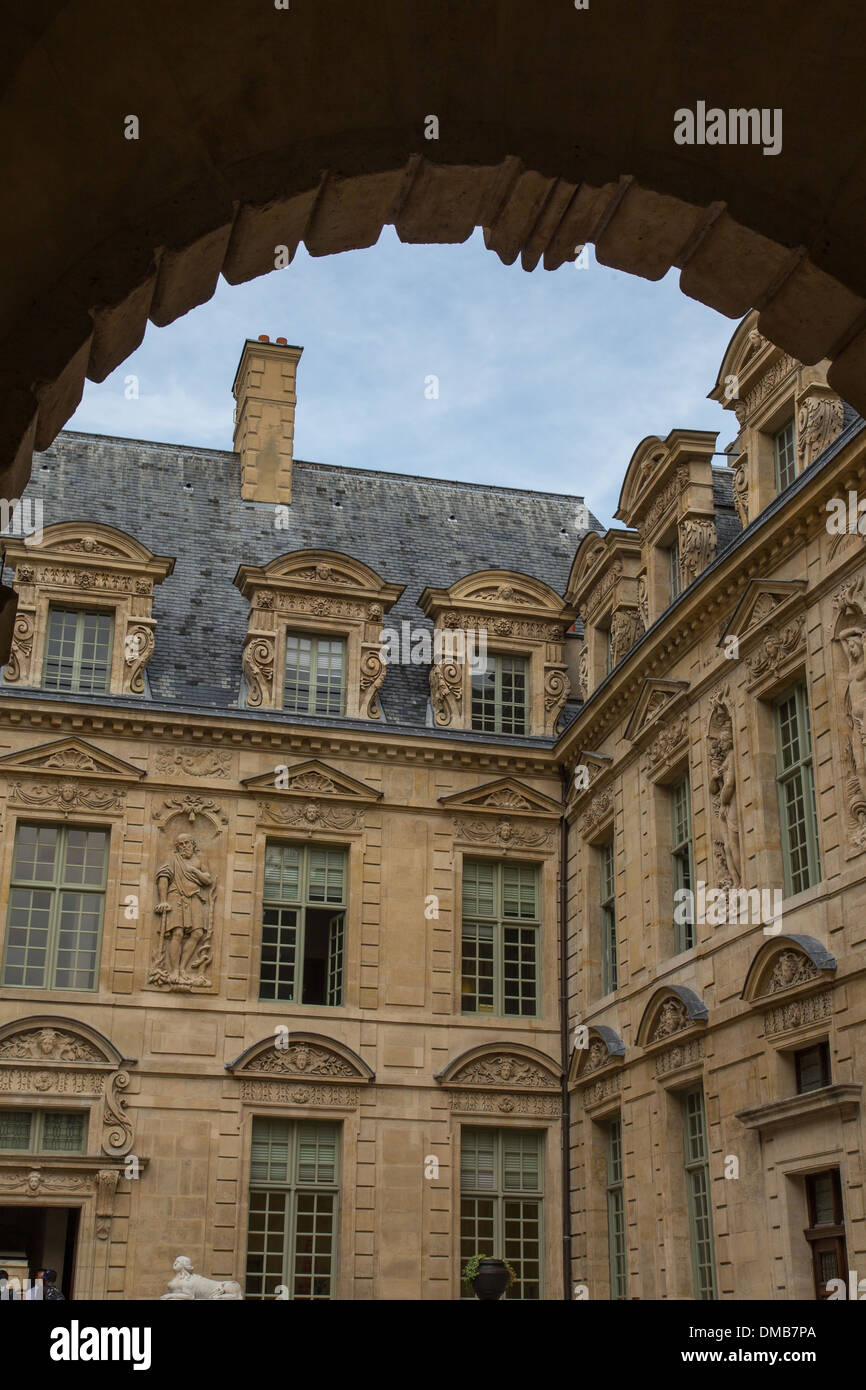 THE HOTEL DE SULLY IS A PRIVATE LOUIS XIII-STYLE TOWN MANSION IN THE MARAIS QUARTER, IT HOUSES THE CENTRE FOR NATIONAL MONUMENTS, 4TH ARRONDISSEMENT, PARIS (75), ILE-DE-FRANCE, FRANCE Stock Photo