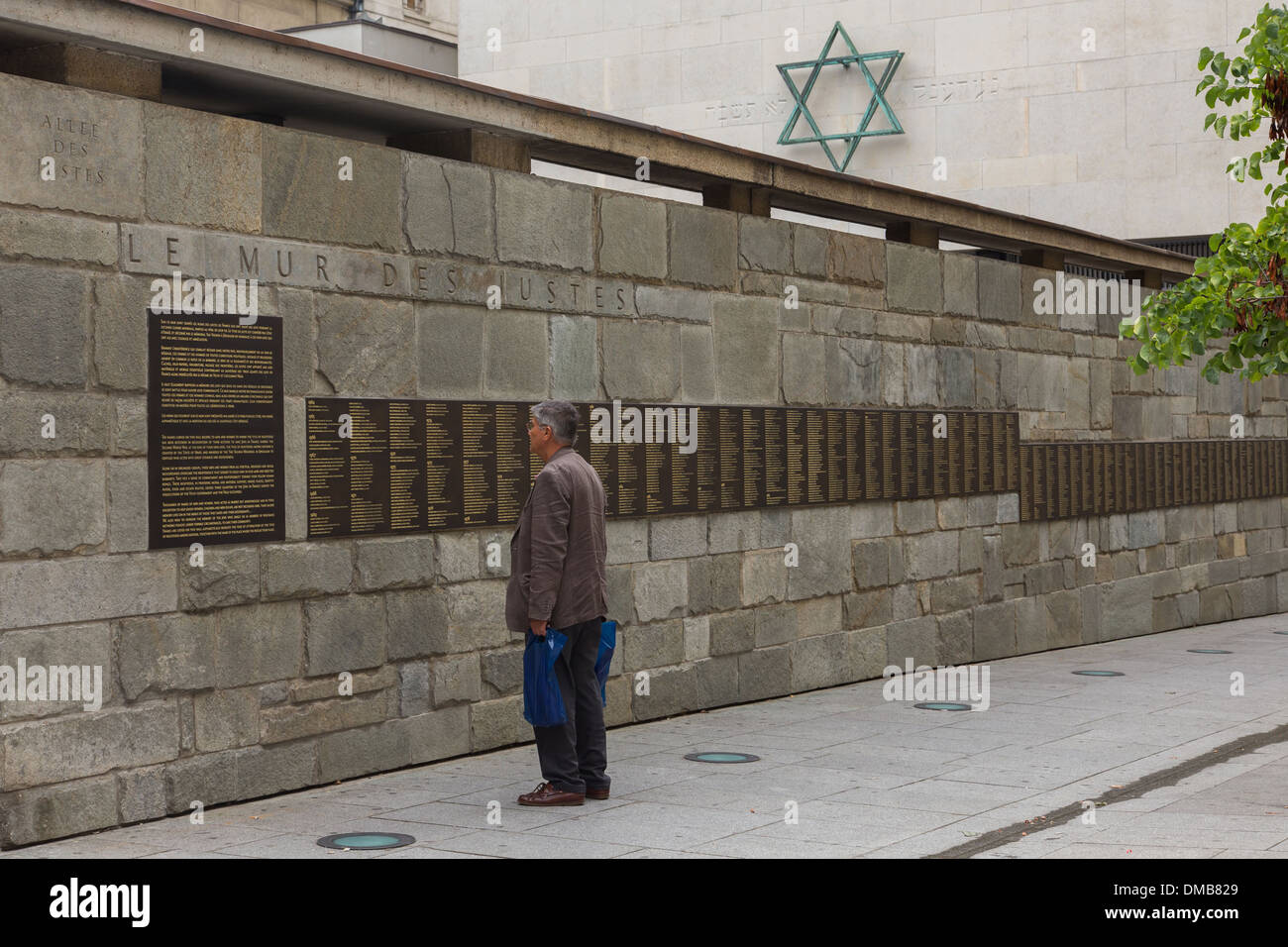 THE SHOAH MEMORIAL IS A MUSEUM DEVOTED TO THE HOLOCAUST AND THE GENOCIDE OF THE SECOND WORLD WAR, THE WALL OF THE RIGHTEOUS HONOURS THE MEN AND WOMEN WHO PROTECTED AND SAVED THE JEWS OF FRANCE DURING WWII, 4TH ARRONDISSEMENT, PARIS (75), ILE-DE-FRANCE, FR Stock Photo