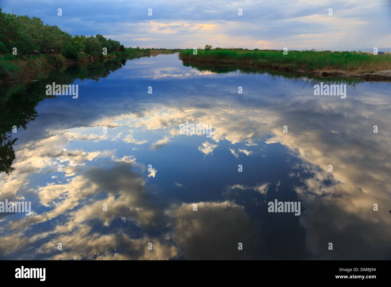 Blue sky cloudscape reflected hi-res stock photography and images - Alamy