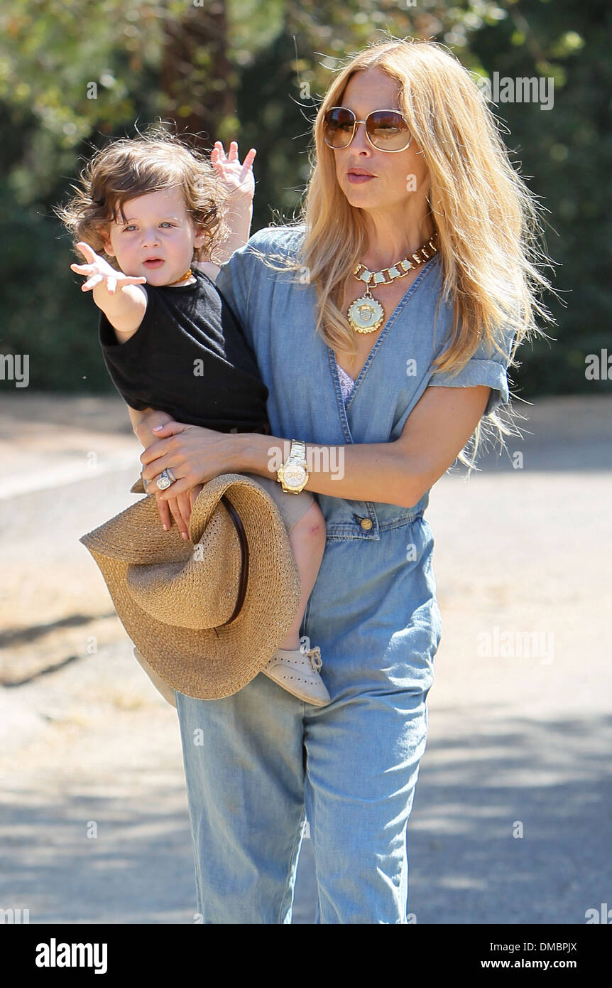 Rachel Zoe And Her Son Skyler Morrison Berman Rachel Zoe And Husband Rodger Berman Take Their Son Skyler To A Duck Pond In Stock Photo Alamy