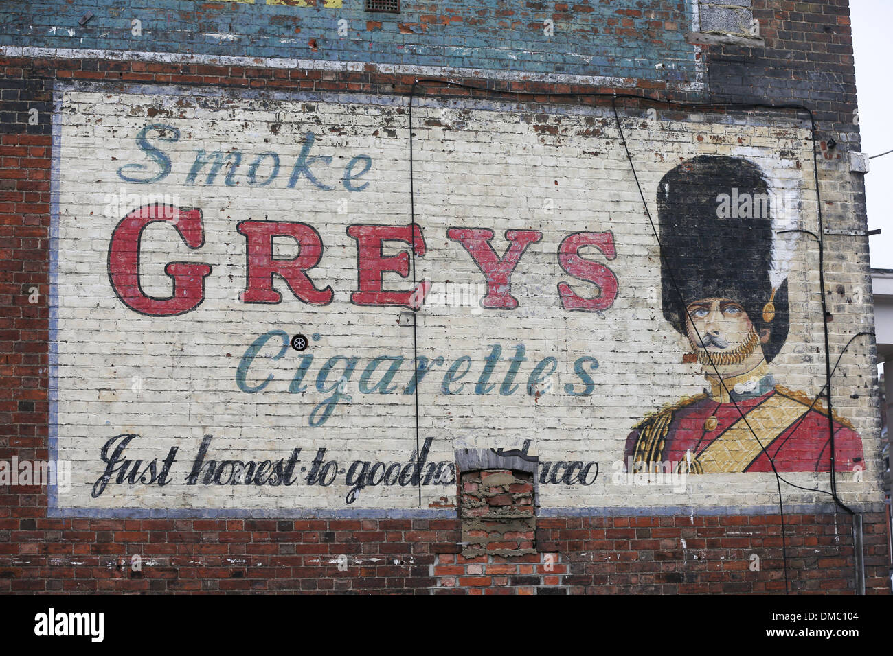 GREYS CIGARETTES ADVERT ON THE WALL OF A BUILDING IN BEDFORD AND BOVRIL. Stock Photo
