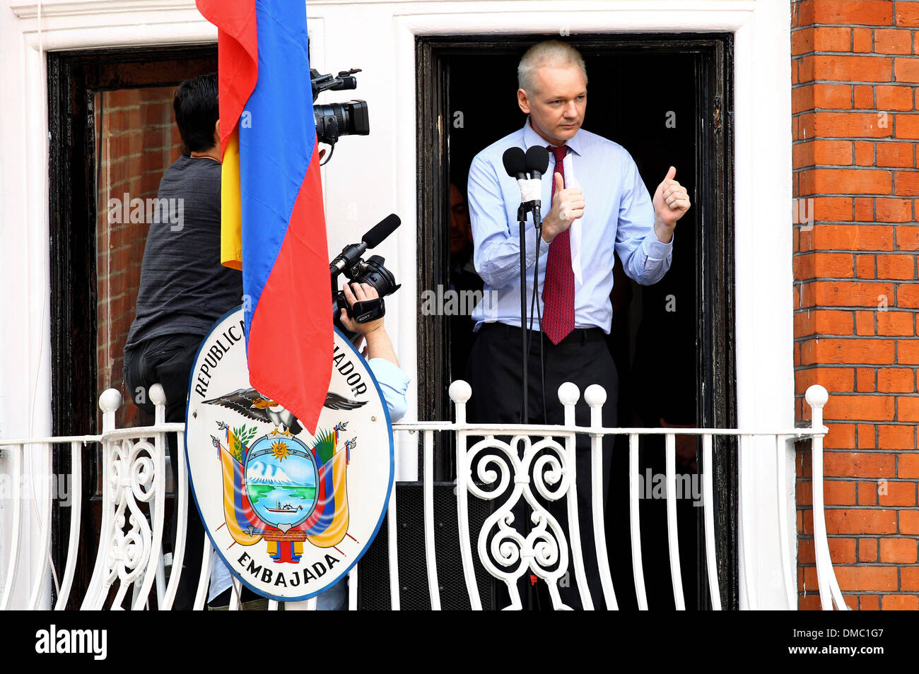 Julian Assange makes a statement from balcony of Ecuadorian Embassy in London where he is currently staying seeking political Stock Photo