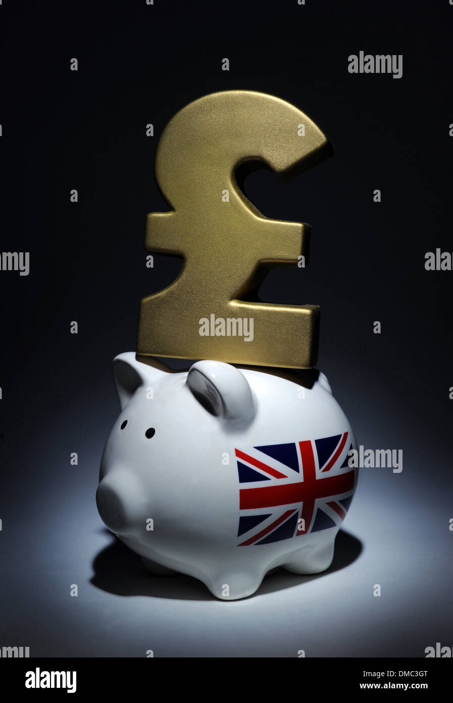 PIGGY BANK WITH POUND SIGN AND UNION JACK RE BRITISH ECONOMY SAVINGS INCOMES HOUSEHOLD BUDGETS GDP WAGES INFLATION MONEY COST UK Stock Photo