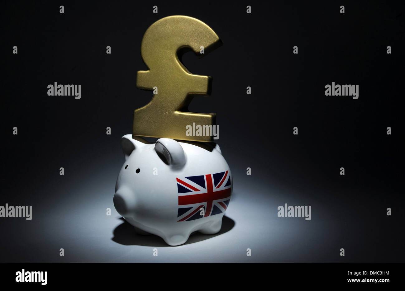 PIGGY BANK WITH POUND SIGN AND UNION JACK RE BRITISH ECONOMY SAVINGS INCOMES HOUSEHOLD BUDGETS GDP WAGES INFLATION MONEY COST UK Stock Photo