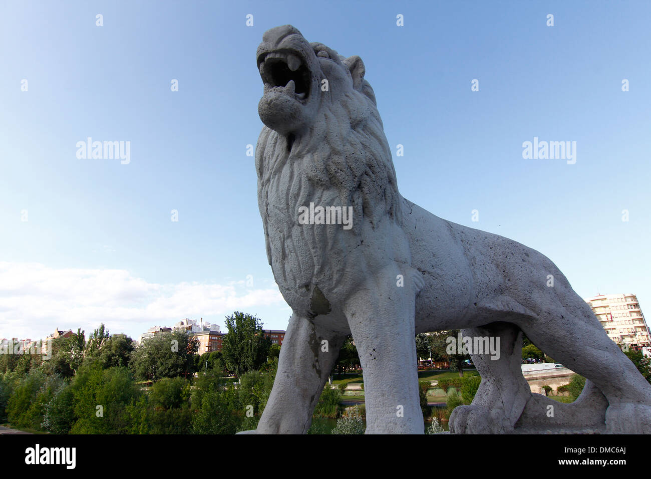 Architecture bridge stone lion hi-res stock photography and images - Alamy