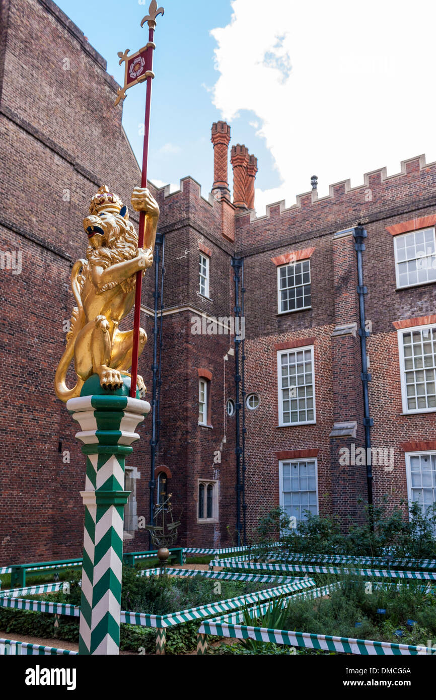 The Golden Lion of England sits atop a post in the recreation of a Tudor Garden. Hampton Court Palace, London, England, GB, UK. Stock Photo