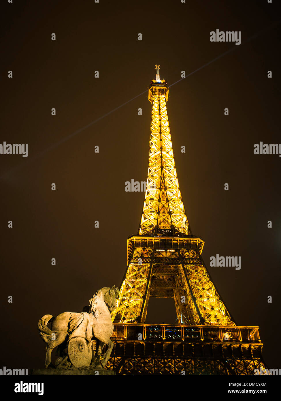 Horse statue and eiffel tower hires stock photography and images Alamy