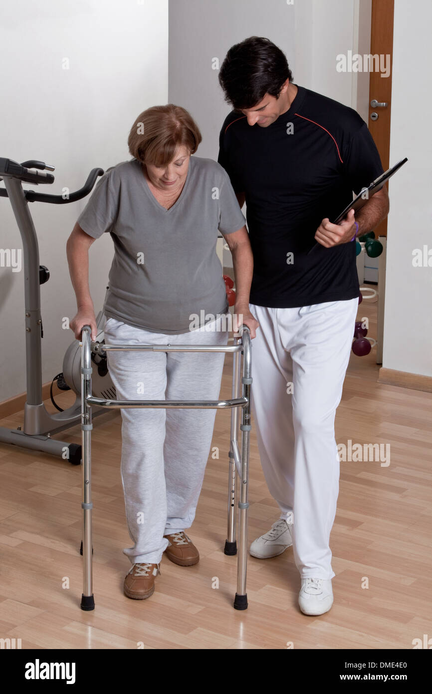 Эллипсоид тренажер после инсульта. Ходунки для реабилитации после инсульта. Как правильно ходить после инсульта. Костыль для ходьбы после инсульта. Ходьба с тростью после инсульта.