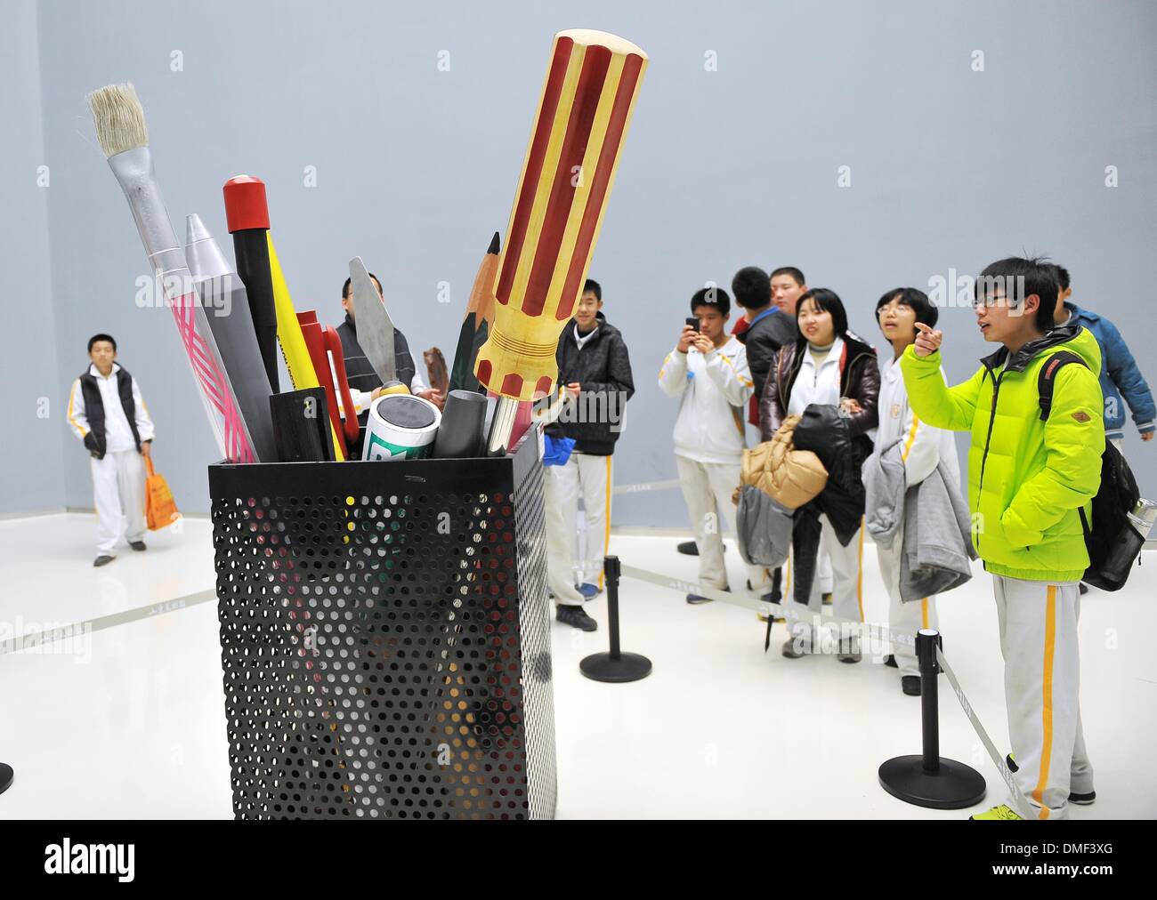 Jinan, China's Shandong Province. 14th Dec, 2013. Visitors view an art work displayed in an achievement exhibition of the nationwide art museum support program at the Shandong Art Museum in Jinan, capital of east China's Shandong Province, Dec. 14, 2013. Around 20 million RMB yuan (3.29 million U.S. dollars) has been spent in the support program since 2010, which benefits 53 art museums in 18 provinces. © Zhu Zheng/Xinhua/Alamy Live News Stock Photo