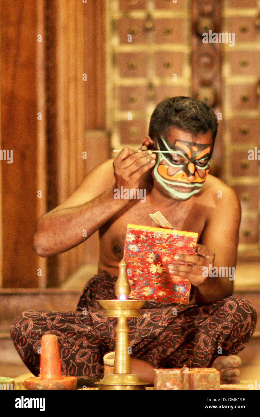ACTOR FROM THE DANCE THEATRE PUTTING ON MAKE-UP BEFORE THE KATHAKALI, COCHIN OR KOCHI, KERALA, SOUTHERN INDIA, INDIA, ASIA Stock Photo