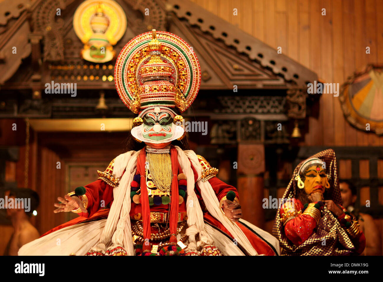 ACTORS FROM THE KATHAKALI DANCE THEATRE IN TRADITIONAL COSTUMES, COCHIN OR KOCHI, KERALA, SOUTHERN INDIA, INDIA, ASIA Stock Photo