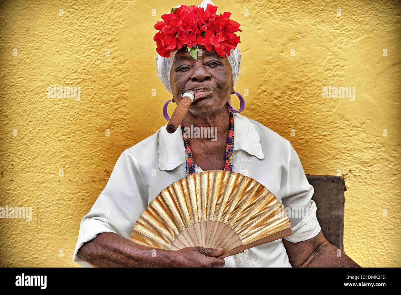 CREOLE WOMAN SMOKING A PURO CIGAR POSING FOR THE PHOTO WITH HER FAN, STREET SCENE, DAILY LIFE, HAVANA VIEJA, CUBA Stock Photo