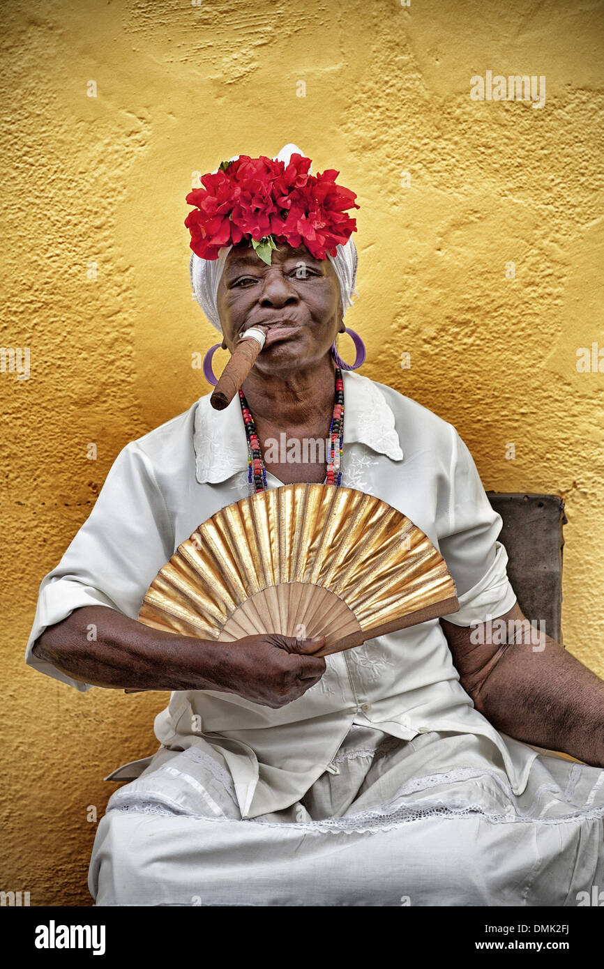 CREOLE WOMAN SMOKING A PURO CIGAR POSING FOR THE PHOTO WITH HER FAN, STREET SCENE, DAILY LIFE, HAVANA VIEJA, CUBA Stock Photo