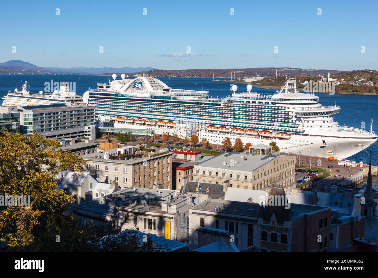 AN EMERALD PRINCESS CRUISE SHIP AT THE PORT OF QUEBEC, SAINT LAWRENCE RIVER, CITY OF QUEBEC, INDIAN SUMMER, AUTUMN COLORS, QUEBEC, CANADA Stock Photo