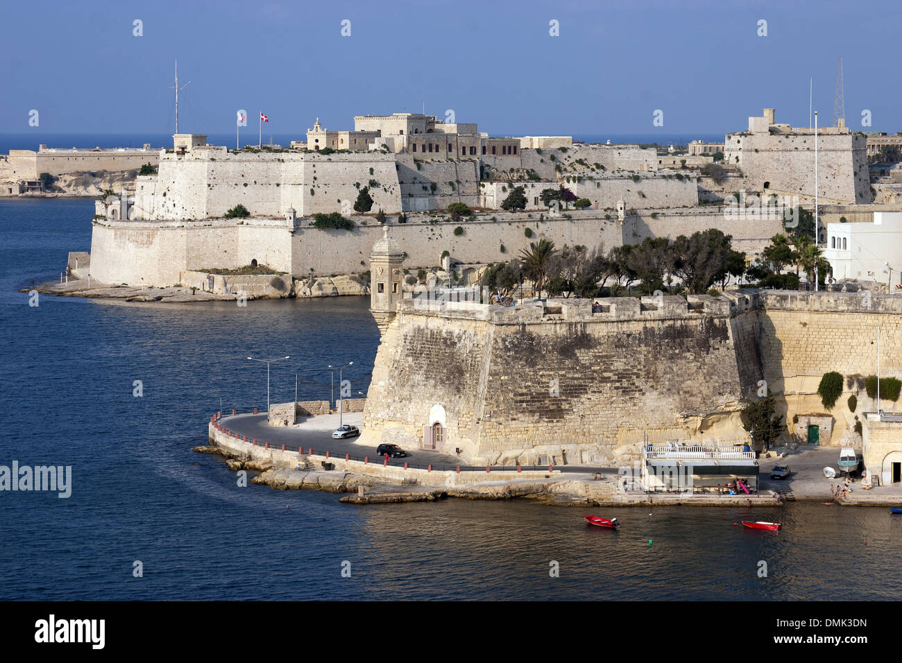 REMPARTS OF THE SAINT-MICHAEL FORT IN SENGLEA IN THE FOREGROUND WITH, IN THE BACKGROUND, THE SAINT ANGELO FORT IN VITTORIOSA (OR BIRGU) AND THE FORT RICASOLI FORT IN KALKARA, THE 3 CITIES, THE BIG PORT OF LA VALETTE, LA VALETTE, MALTA Stock Photo