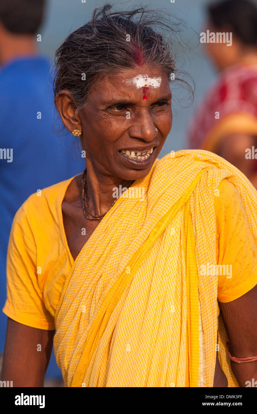 OLD INDIAN WOMAN DRESSED IN A TRADITIONAL SARI LOOKING AT THE SEA FROM THE PROMENADE OF PONDICHERRY, FORMER FRENCH TRADING POST OF PONDICHERRY, PUDUCHERRY, CAPITAL OF THE TERRITORY OF PONDICHERRY, INDIA Stock Photo