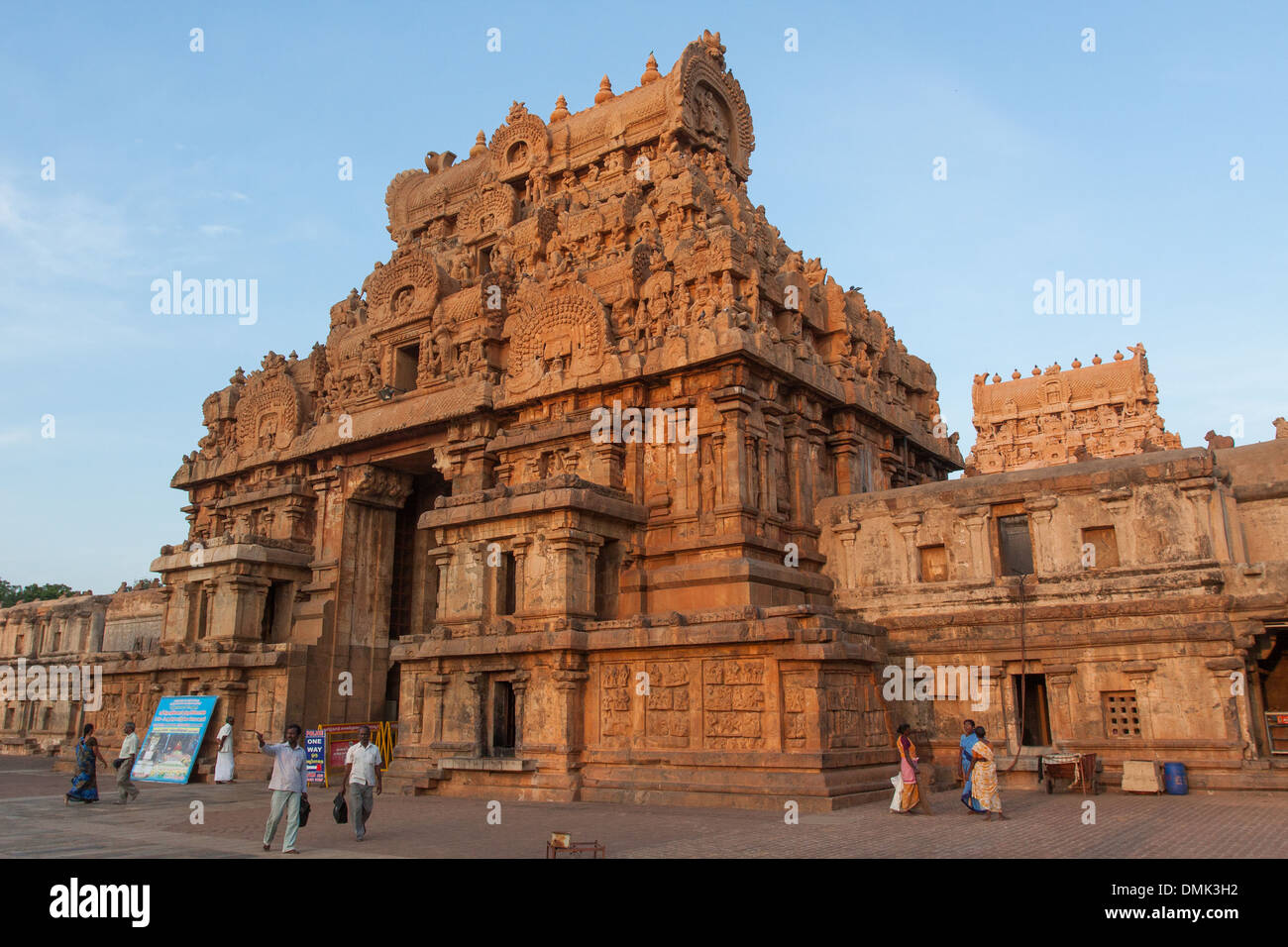 NIGHT FALLING OVER THE GOPURAMS OR THE GATES MARKING THE ENTRANCE TO THE TEMPLE OF BRIHADESVARA ALSO CALLED TEMPLE OF RAJARAJESHVARAM, LISTED AS A WORLD HERITAGE SITE BY UNESCO WITHIN THE CLASSIFICATION OF THE GREAT LIVING CHOLA TEMPLES, TANJAVUR, THANJAV Stock Photo