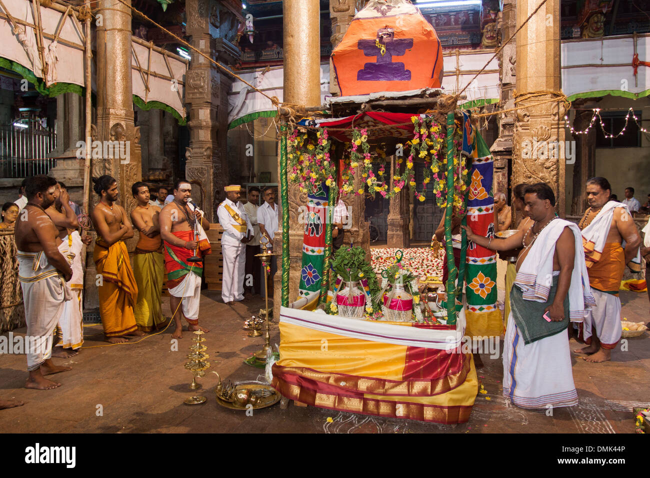 BRAHMANS LEADING A CEREMONY INSIDE THE TEMPLE OF MINAKSHI, STATE OF TAMIL NADU, IINDIA Stock Photo