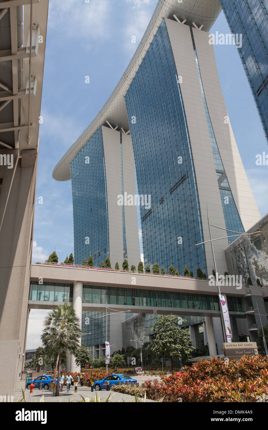 THE LUXURY HOTEL MARINA BAY SANDS DESIGNED BY THE ISRAELI ARCHITECT ...