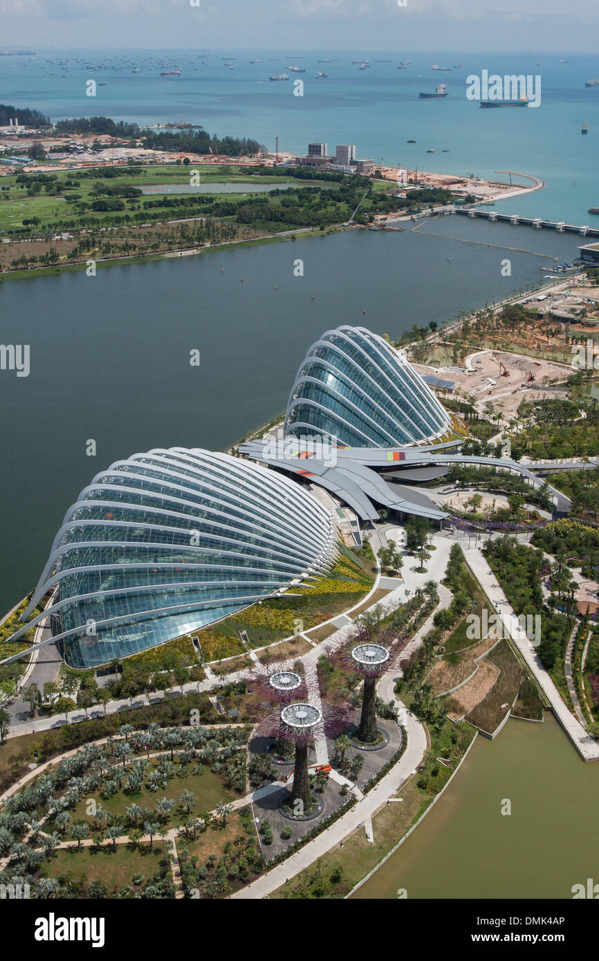 GREENHOUSES IN THE BOTANICAL GARDEN GARDENS BY THE BAY SEEN FROM THE TERRACE OF THE HOTEL MARINA BAY SANDS, MARINA BAY, SINGAPORE Stock Photo