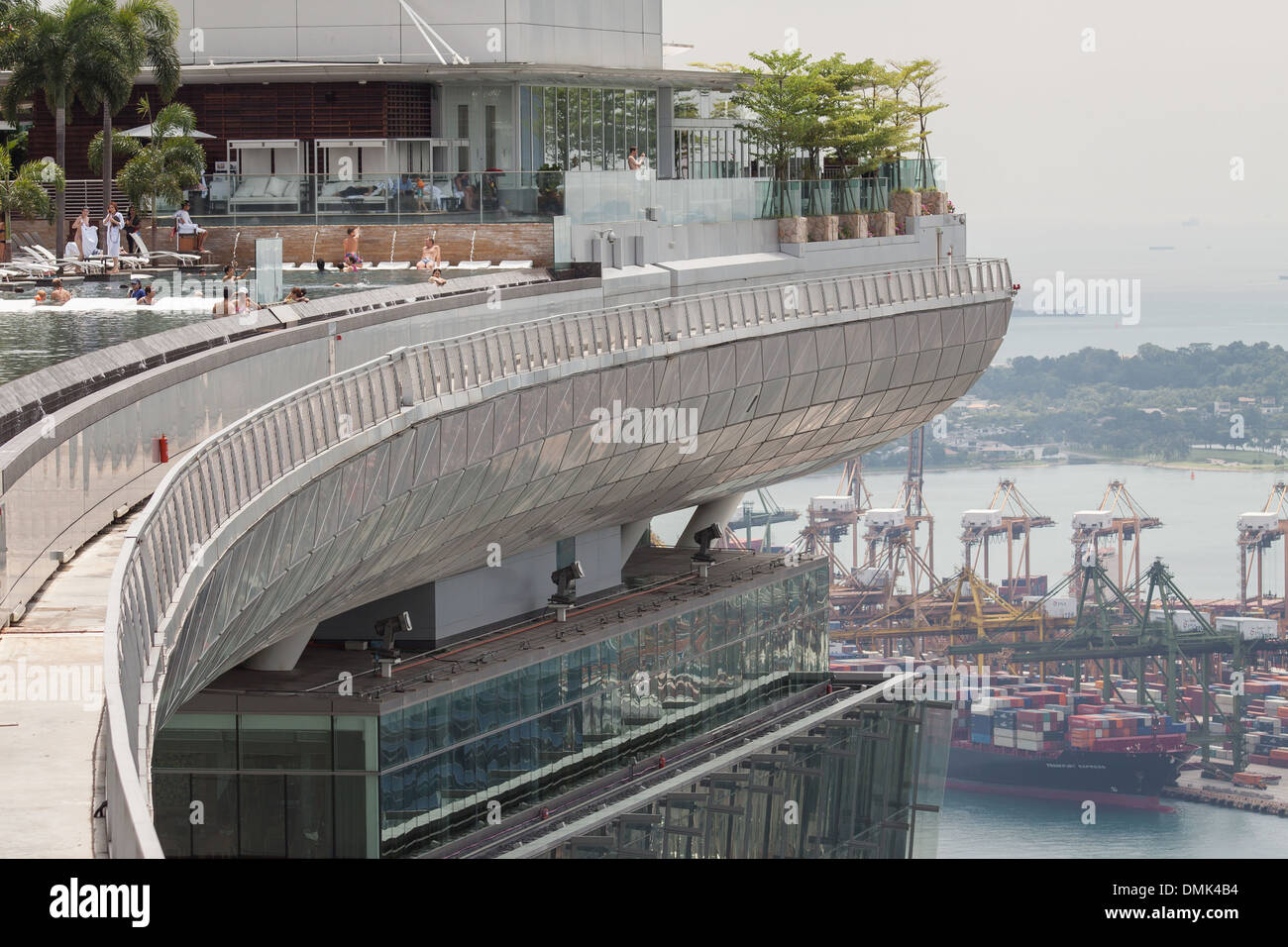 THE TERRACE OF THE HOTEL MARINA BAY SANDS WITH, IN THE BACKGROUND, SHIPPING CONTAINERS AND THE COMMERCIAL PORT OF SINGAPORE, MARINA BAY, SINGAPORE Stock Photo