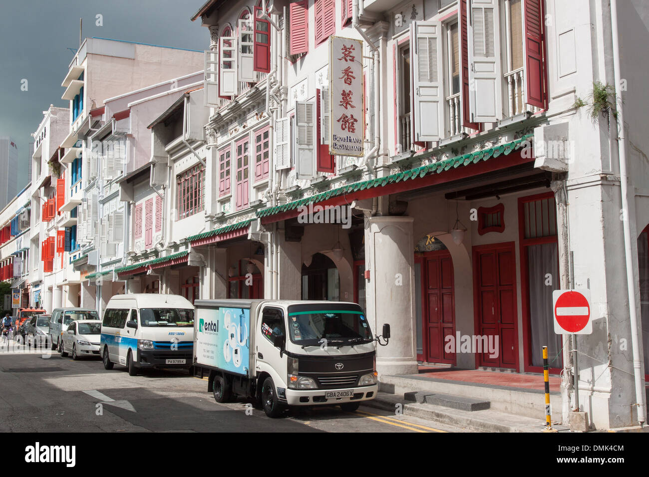 CHINESE SIGNS ON THE FACADES OF TRADITIONAL HOUSES ALONG AMOY STREET, CHINATOWN, SINGAPORE Stock Photo