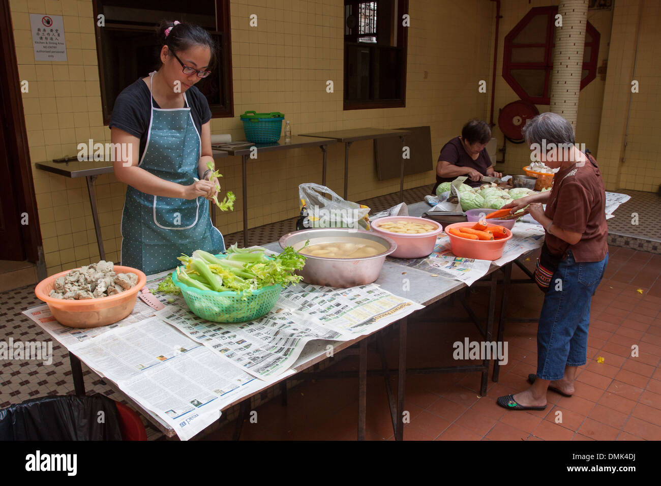 WOMEN PREPARING THE MEALS FOR THE MONKS OF THE LEONG SAN SEE TEMPLE, KAMPONG JAVA NEIGHBORHOOD, SINGAPORE Stock Photo