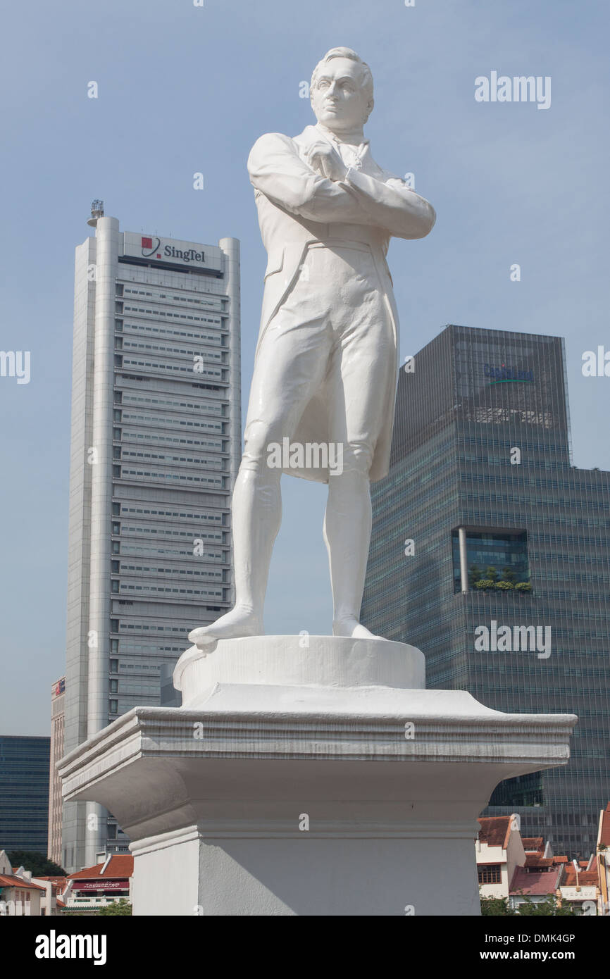 STATUE OF SIR THOMAS STAMFORD RAFFLES, FOUNDER OF SINGAPORE IN 1819, WITH THE OFFICE TOWERS OF THE FINANCIAL DISTRICT IN THE BACKGROUND, HERITAGE DISTRICT, SINGAPORE Stock Photo
