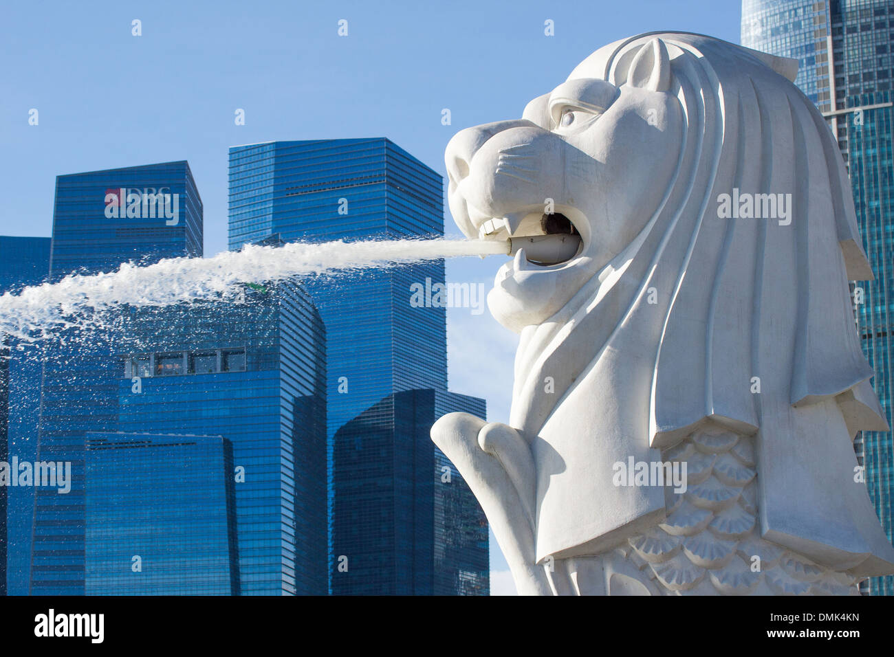 THE SCULPTURE MERLION, SYMBOLISING SINGAPORE, AT THE FOOT OF THE OFFICE BUILDINGS IN THE FINANCIAL DISTRICT, CENTRAL BUSINESS DISTRICT, SINGAPORE Stock Photo
