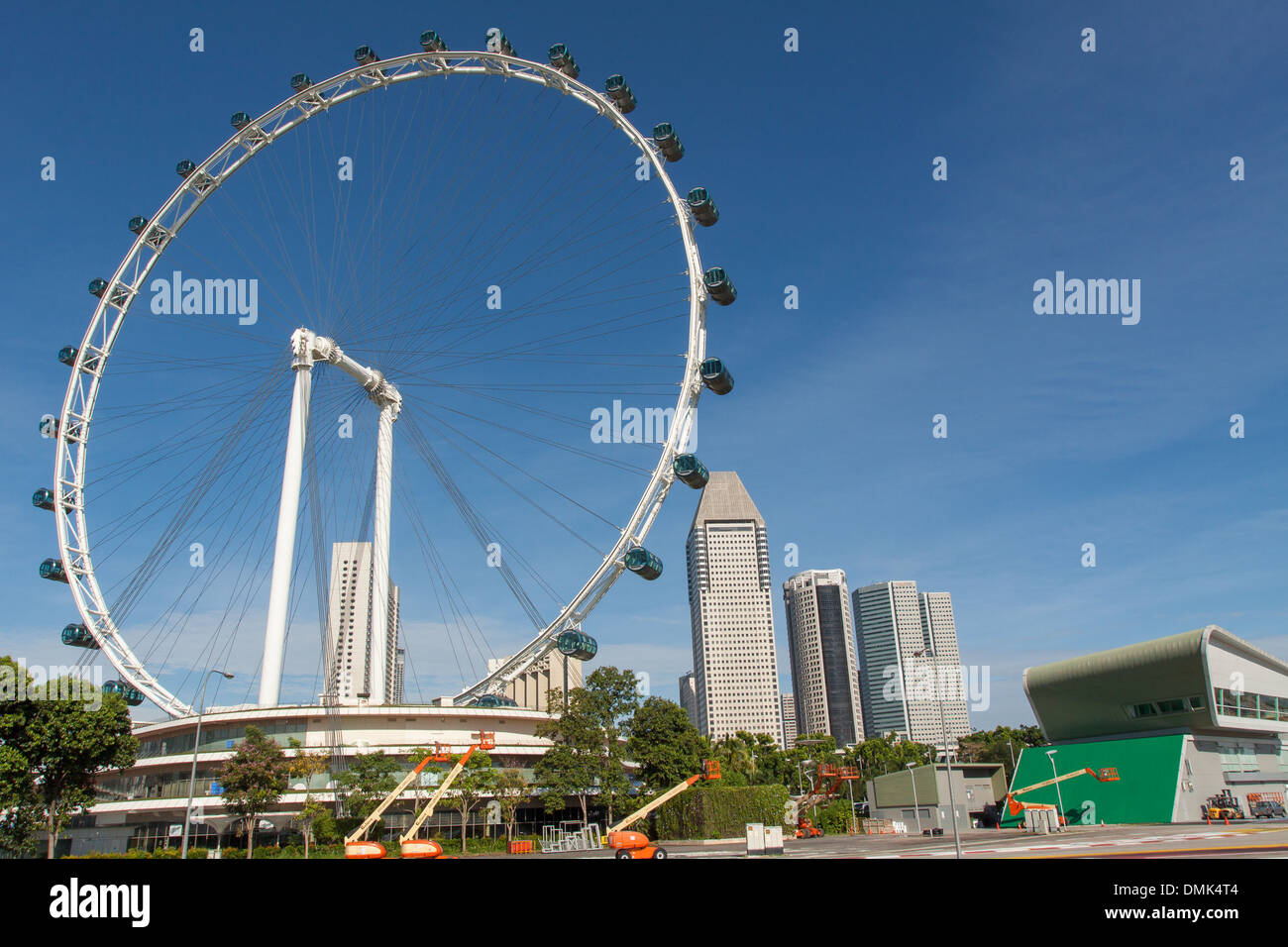 THE FERRIS WHEEL SINGAPORE FLYER WITH THE SKYSCRAPERS IN THE COLONIAL DISTRICT IN THE BACKGROUND, MARINA BAY, SINGAPORE Stock Photo