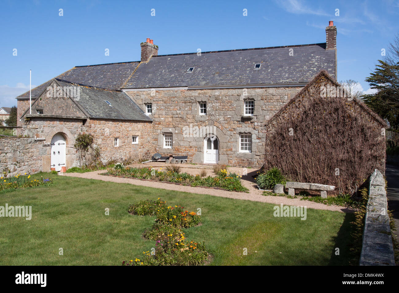 TRADITIONAL OLD HOUSE IN GRANITE SET IN THE HEDGED FARMLAND, JERSEY, CHANNEL ISLANDS Stock Photo