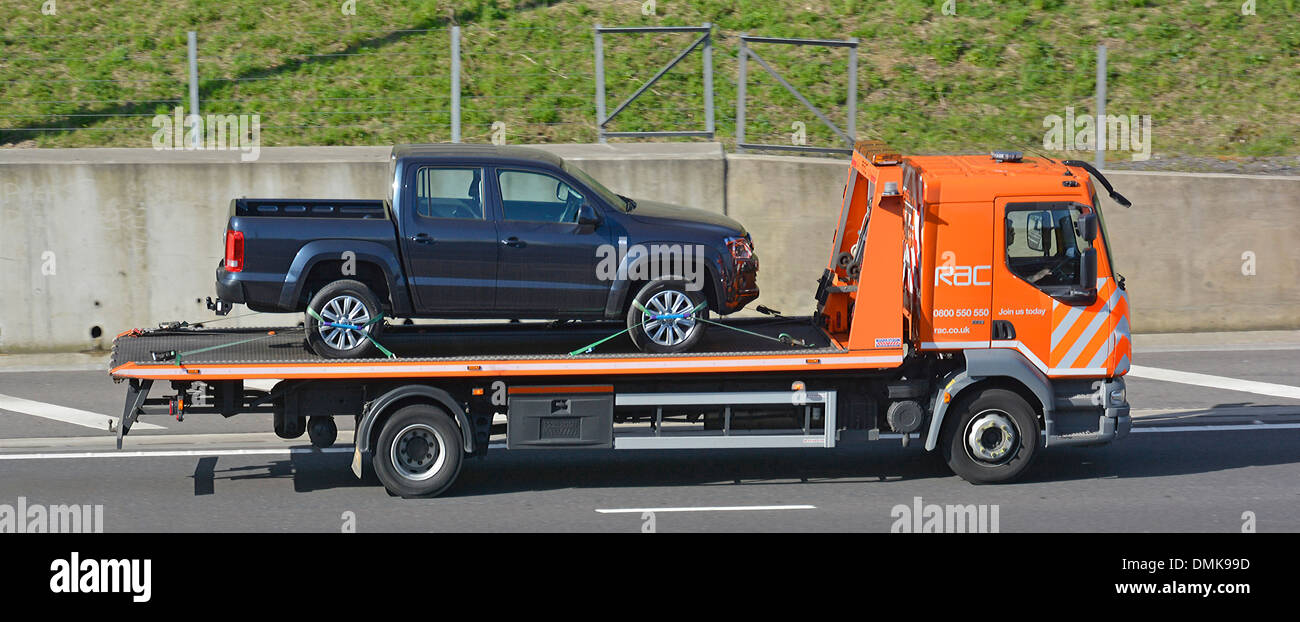 M25 UK motorway RAC breakdown rescue lorry transporting a pickup truck Stock Photo