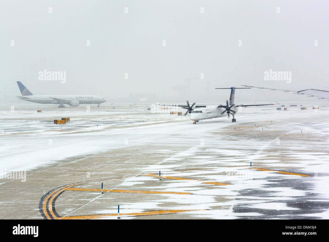 Newark Airport, NJ, USA. Snow covered runway at the Newark Liberty International Airport (EWR), New Jersey, USA during winter snow storm Electra moving in over the Northeast region. Poor visiblity causing travel delays. Credit:  Gregory Gard/Alamy Live News Stock Photo