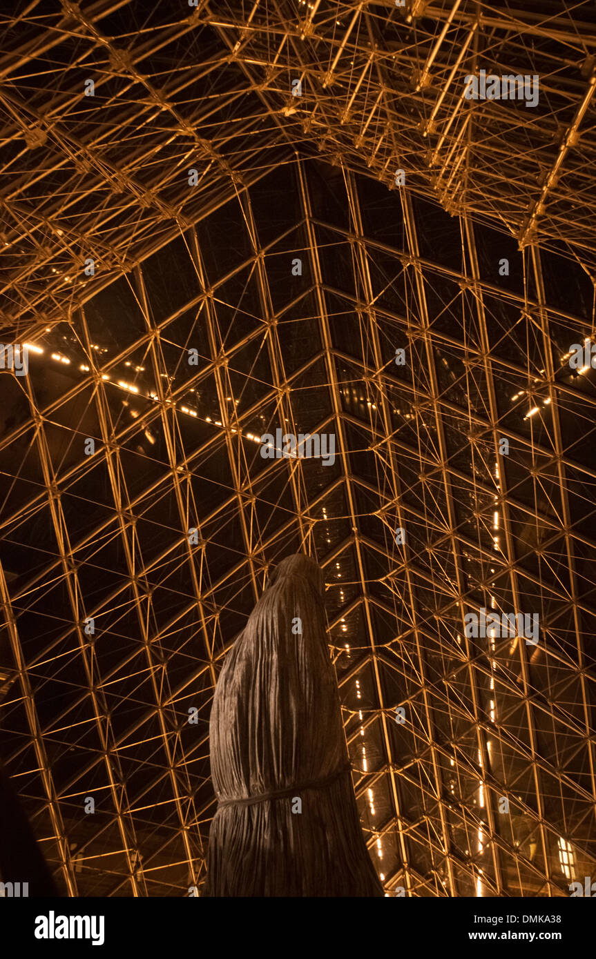 Le Louvre and the pyramid by Ieoh Ming Pei, Architecte. Paris, France. Stock Photo