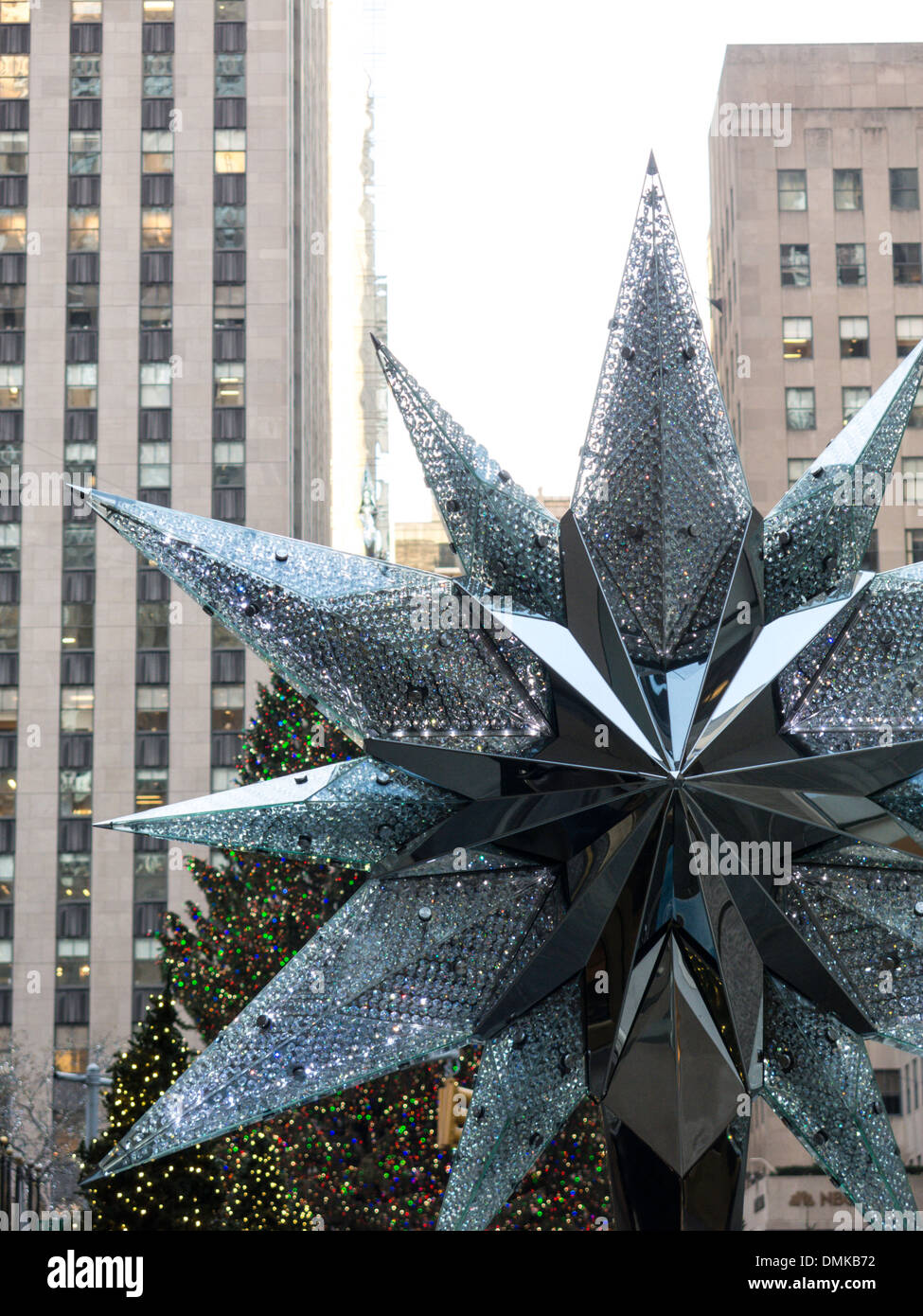 Haalbaarheid Portiek soort Swarovski Crystal Christmas Tree Star Replica, Rockefeller Center, Holiday  Season in New York City Stock Photo - Alamy