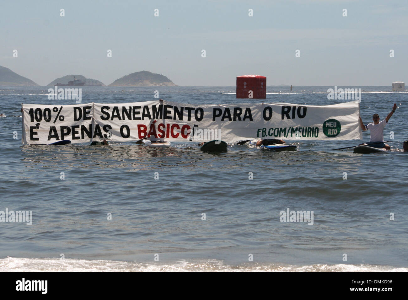 Copacabana Beach, Rio de Janeiro, Brazil, 14th Dec 2013. Activists of the 'Verao do Saneamento' (Summer of Sanitation) campaign open a banner in the sea during the 'King and Queen of the Sea' open water swimming tournament. They ask for a governmental sanitation plan that encompasses all the city. Credit:  Maria Adelaide Silva/Alamy Live News Stock Photo