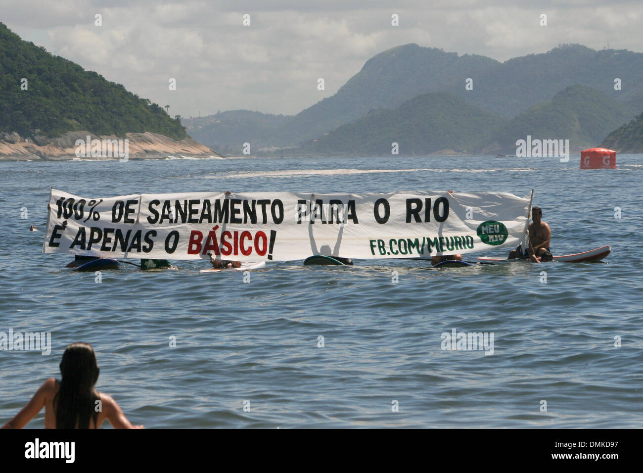 Copacabana Beach, Rio de Janeiro, Brazil, 14th Dec 2013. Activists of the 'Verao do Saneamento' (Summer of Sanitation) campaign open a banner in the sea during the 'King and Queen of the Sea' open water swimming tournament. They ask for a governmental sanitation plan that encompasses all the city. Credit:  Maria Adelaide Silva/Alamy Live News Stock Photo