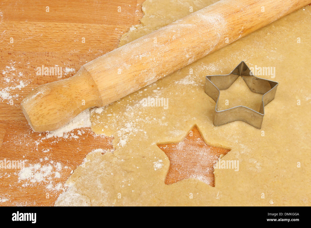 https://c8.alamy.com/comp/DMKGGA/christmas-star-pastry-cutter-on-rolled-sweet-pastry-with-a-rolling-DMKGGA.jpg