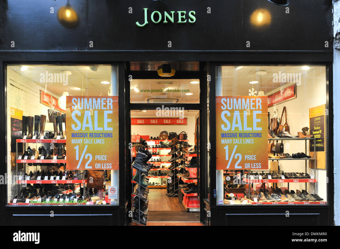 Covent Garden, London, UK. 15th Dec 2013. Jones Shoe shop in Covent Garden  has a 'Summer Sale', in December. Credit: Matthew Chattle/Alamy Live News  Stock Photo - Alamy