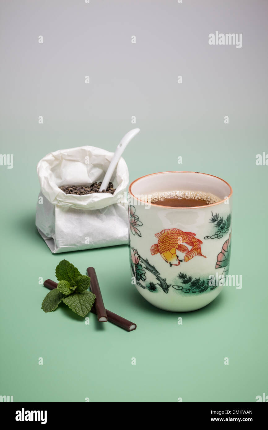 Green tea with fresh mint and mint chocolates Stock Photo Alamy