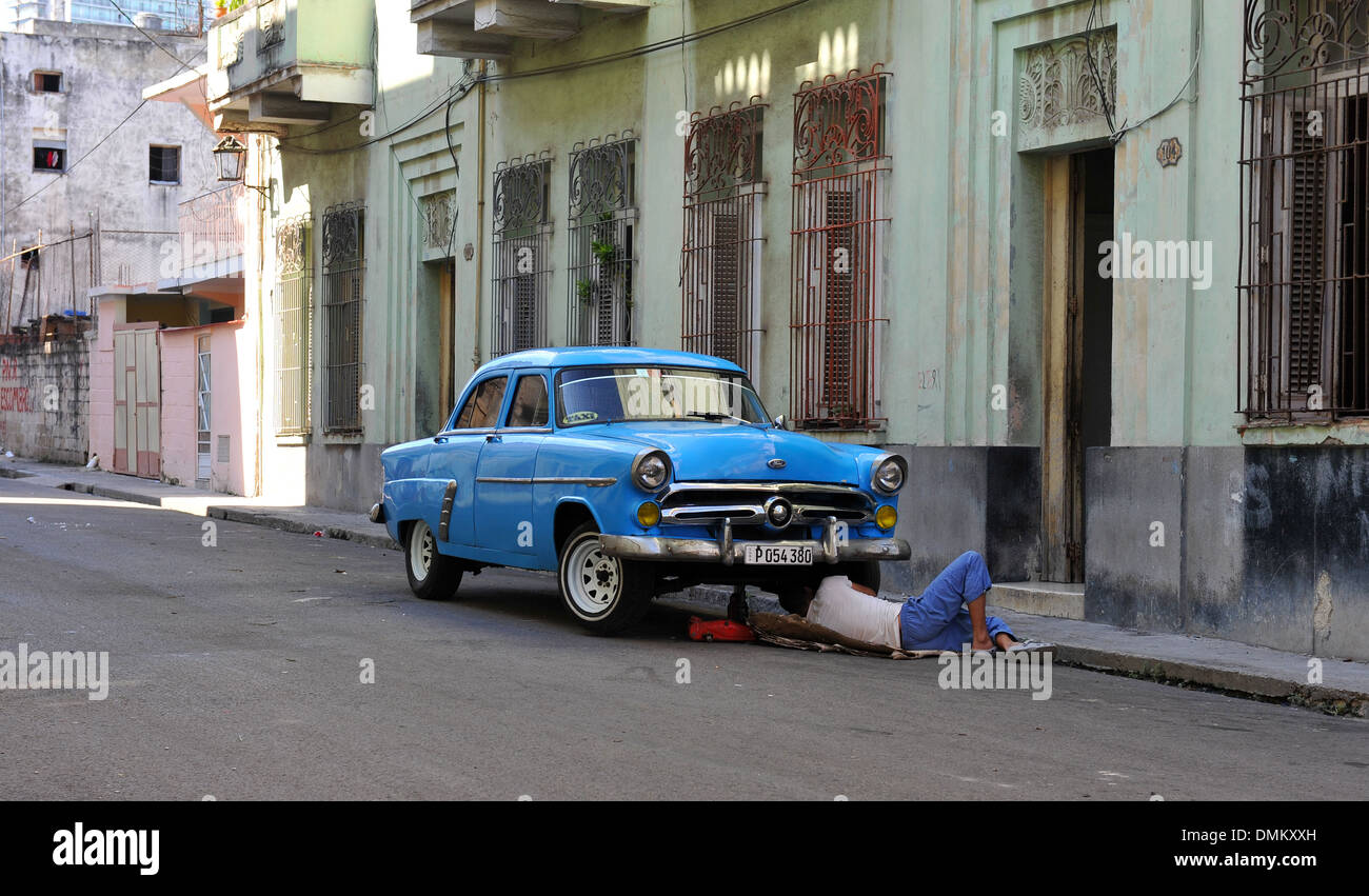 Vintage American cars on the streets of Havana, Cuba Stock Photo