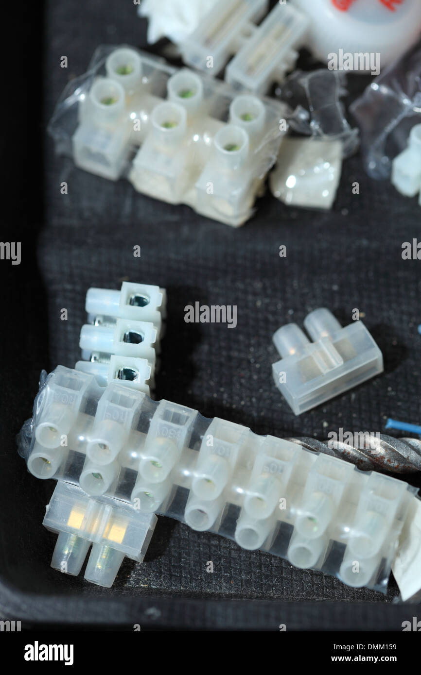 Terminal blocks clamps for electric cables used to connect electrical