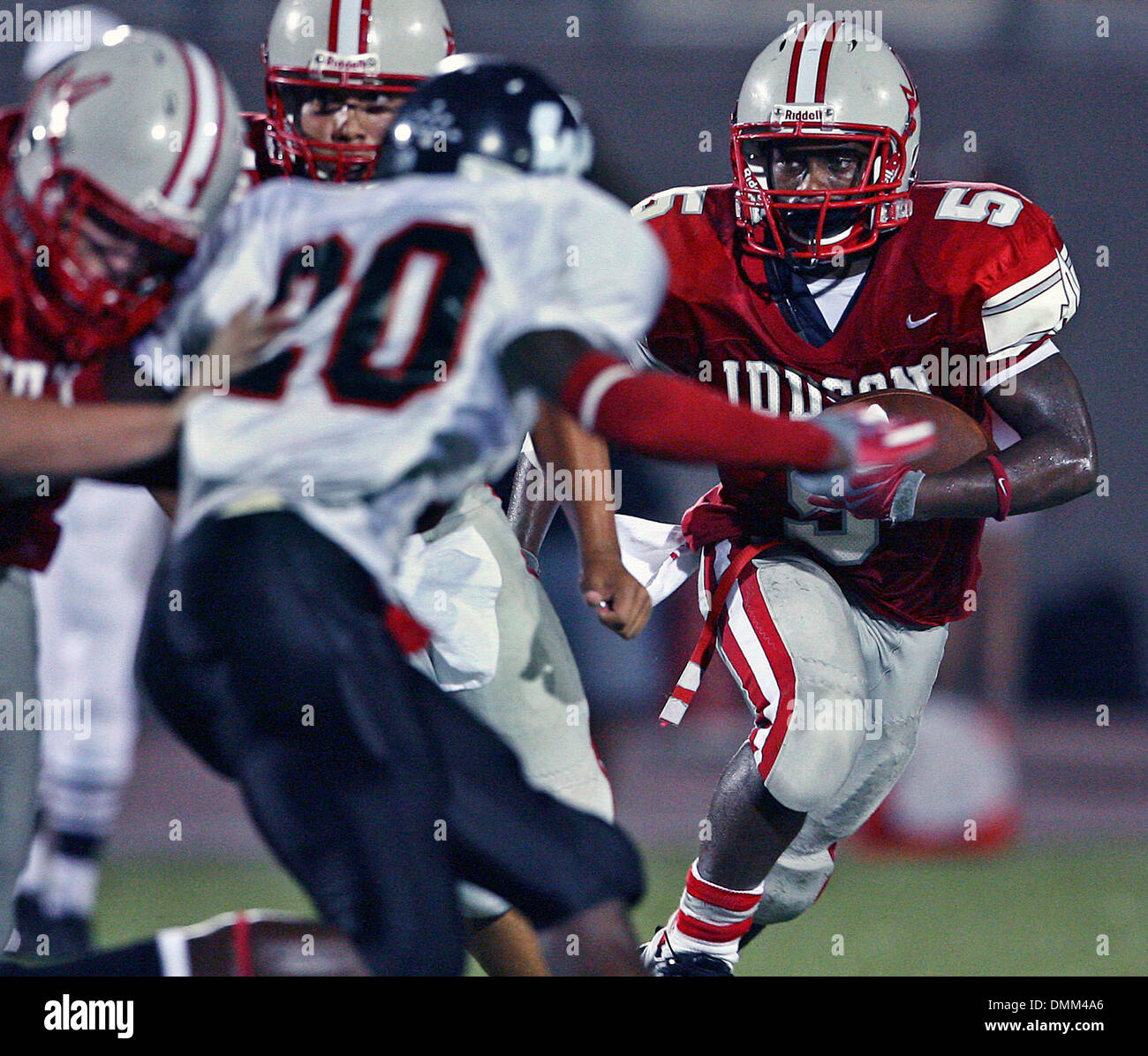 SPORTS Rocket running back Quaylon Jones waits for a block in the first ...