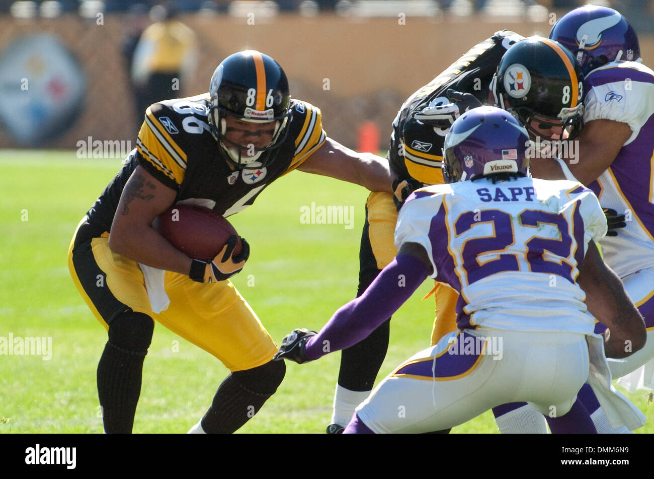 25 October 2009: Pittsburgh Steelers wide receiver Hines Ward (86) tries to avoid a tackle by Minnesota Vikings defensive back Benny Sapp during a game at Heinz field in Pittsburgh PA. Pittsburgh won the game 27-17.  Mandatory Credit: Mark Konezny / Southcreek Global. (Credit Image: © Southcreek Global/ZUMApress.com) Stock Photo