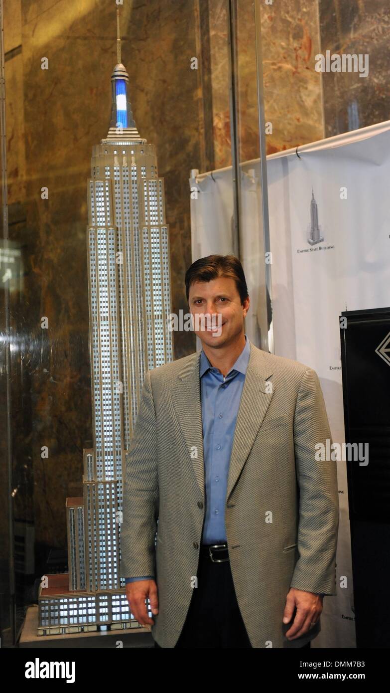 Nov 04, 2009 - Manhattan, New York, USA - New York Yankee great and four-time World Series champion TINO MARTINEZ lights and tours the Empire State Building to wish the Bronx Bombers good and celebrate the playing of Game 6 against the Philadelphia Phillies at Yankee Stadium tonight.  (Credit Image: Â© Bryan Smith/ZUMA Press) RESTRICTIONS:  * New York City Newspapers Rights OUT * Stock Photo