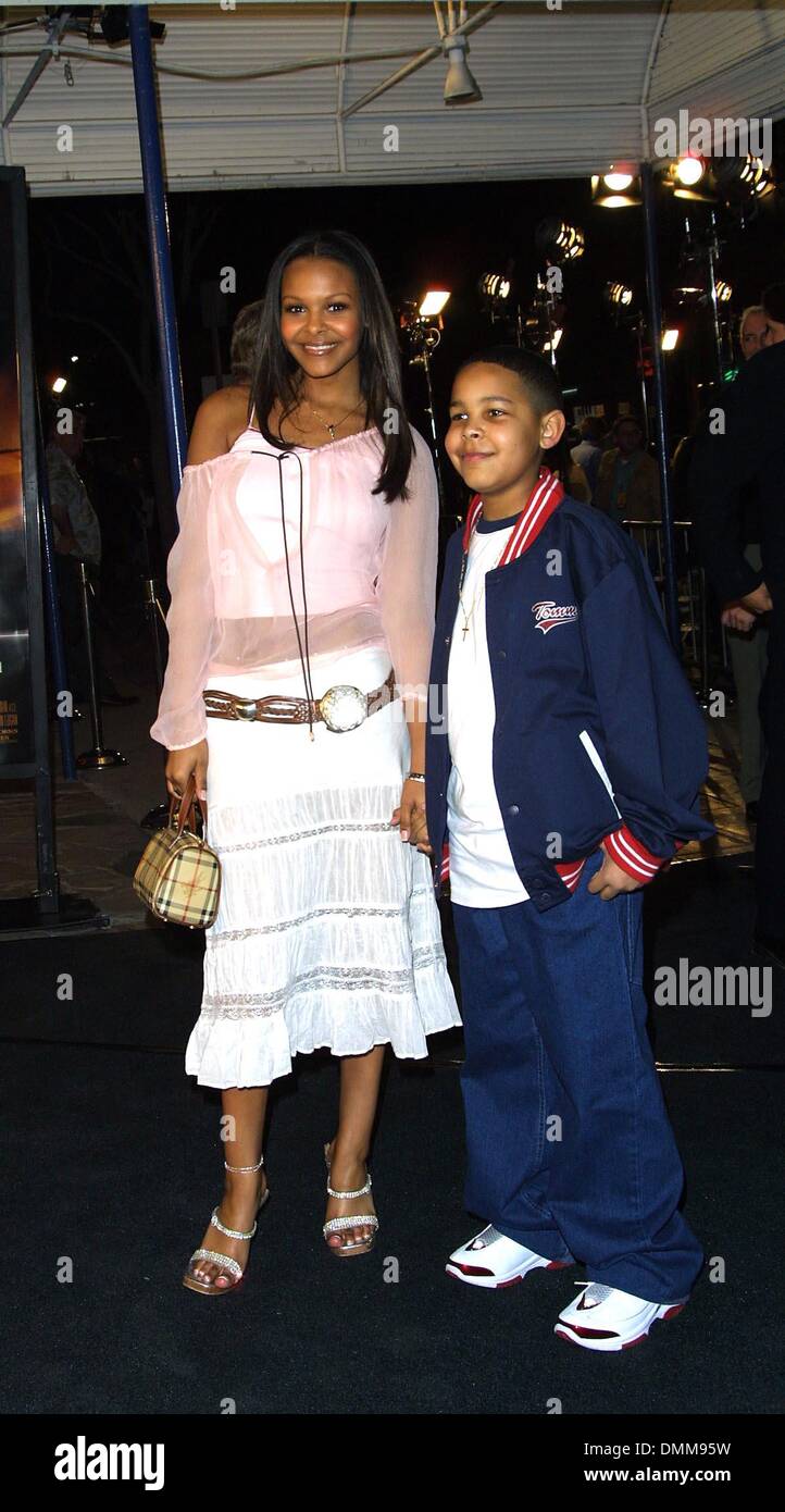 Mar. 4, 2002 - Los Angeles, CALIFORNIA, USA - SAMANTHA MUMBA AND HER BROTHER OMERO..THE TIME MACHINE.PREMIERE, MANN VILLAGE THEATER, WESTWOOD, CA.MARCH 4, 2002. NINA PROMMER/   2002 .K24261NP.(Credit Image: © Globe Photos/ZUMAPRESS.com) Stock Photo