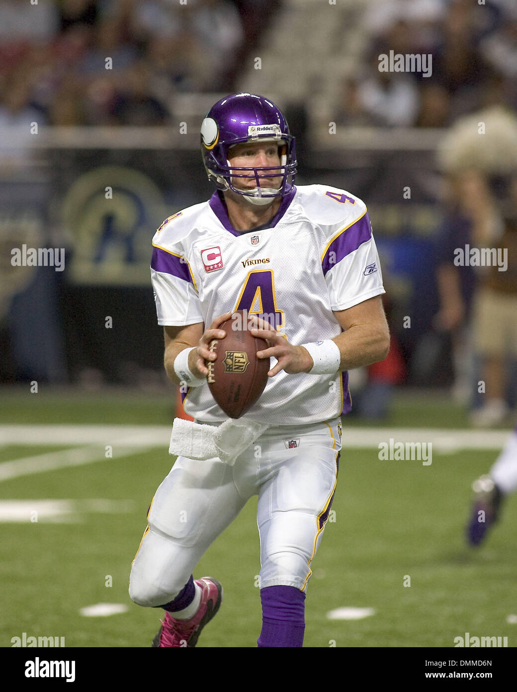 Oct 11, 2009 - St Louis, Missouri, USA - NFL Football - Vikings quarterback BRETT FAVRE (4) in action in the game between the St Louis Rams and the Minnesota Vikings at the Edward Jones Dome.  The Vikings defeated the Rams 38 to 10.   (Credit Image: © Mike Granse/ZUMA Press) Stock Photo