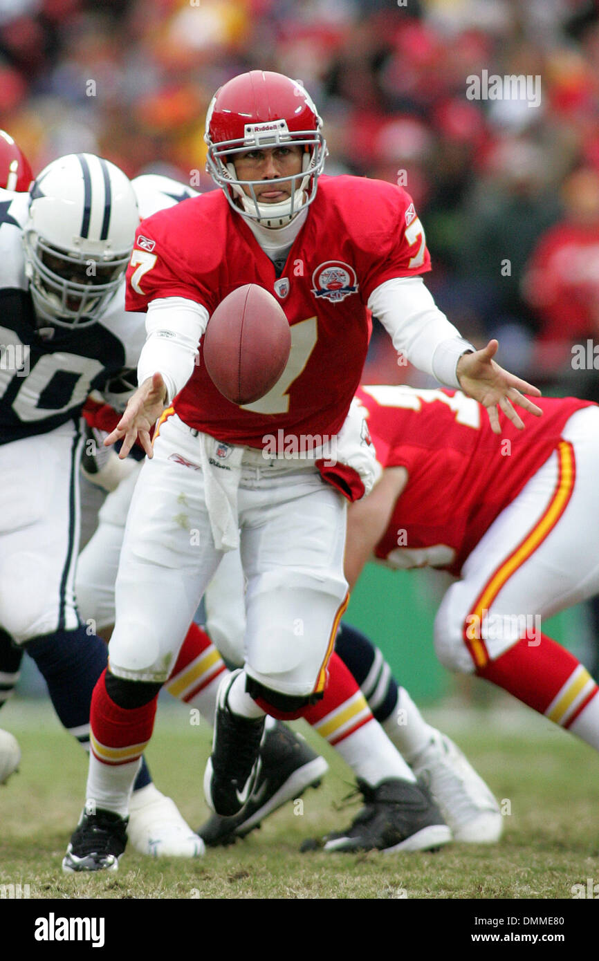 Kansas City Chiefs quarterback Matt Cassel (7) looks to pass during the  Cowboy's 26-20 victory over the Chiefs at Arrowhead Stadium. (Credit Image:  © Jacob Paulsen/Southcreek Global/ZUMApress.com Stock Photo - Alamy