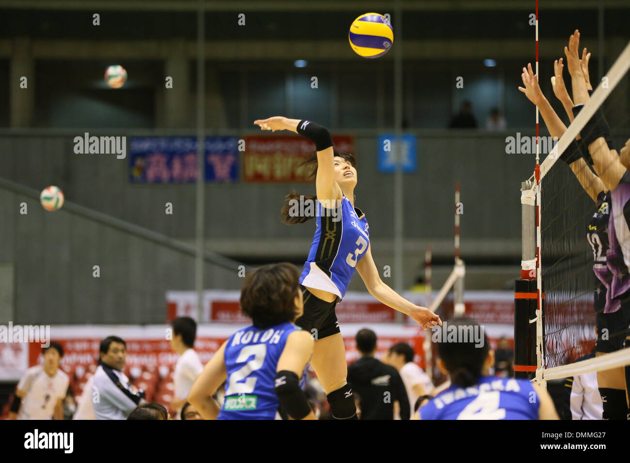 Risa Shinnabe (Springs),  DECEMBER 13, 2013 - Volleyball :  2013 Emperor's Cup and Empress's Cup  All Japan Volleyball Championship women's match  between Hisamitsu Springs 3-1 Hitachi Rivale  at Tokyo Metropolitan Gymnasium, Tokyo, Japan.  (Photo by YUTAKA/AFLO SPORT) Stock Photo