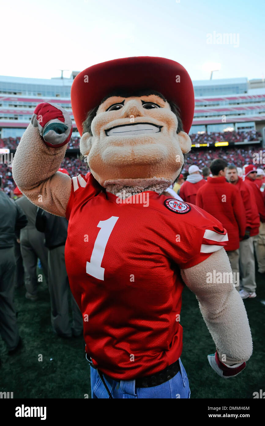 17 Oct 2009:  The Texas Tech ''Air Raid'' invaded Lincoln and upset the red hot #15 Nebraska Cornhuskers, 31-10.  Nebraska mascot Herbie is wiping his eyes in the 4th quarter as the Cornhuskers are losing in front of 86,107 fans. (Credit Image: © Southcreek Global/ZUMApress.com) Stock Photo